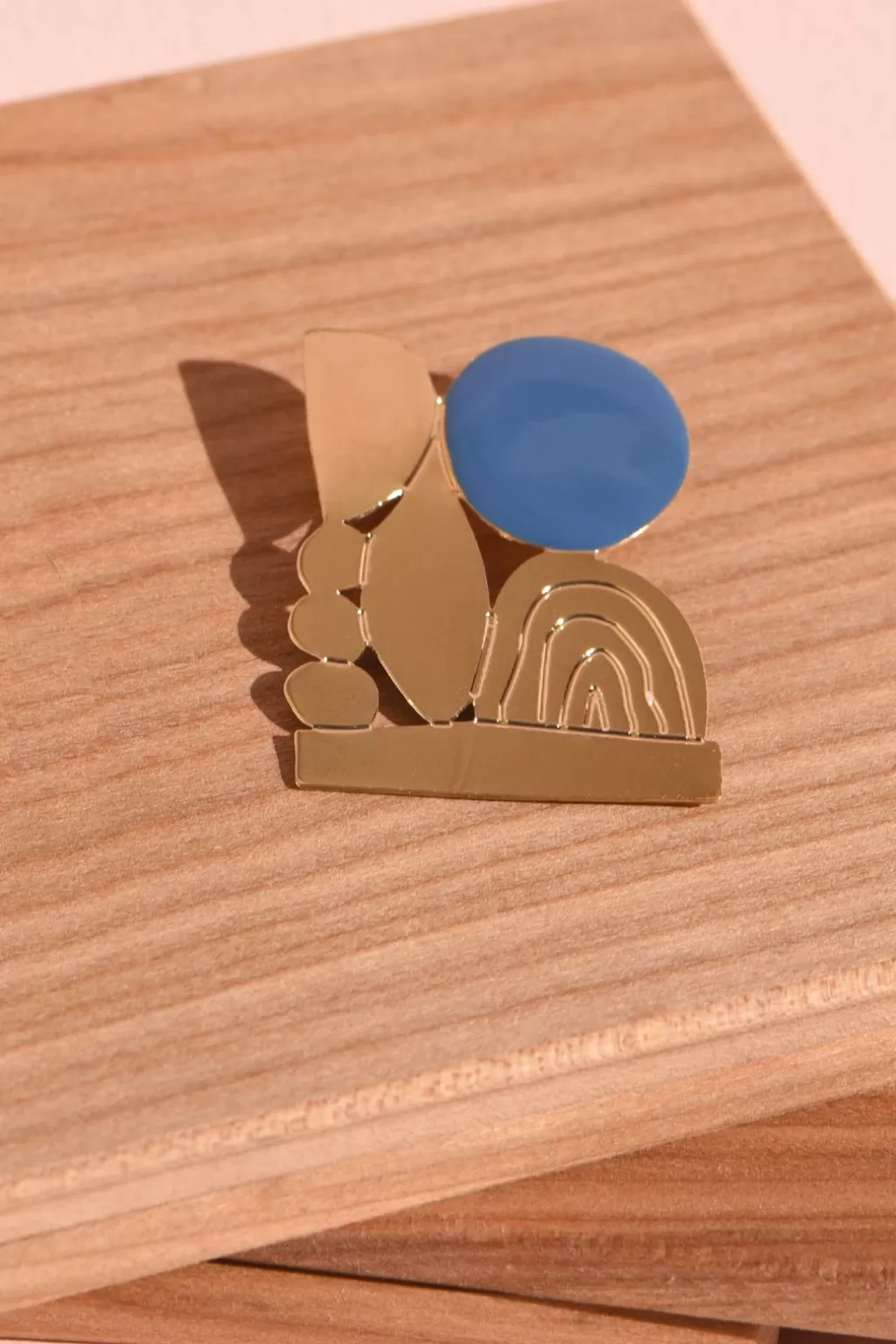 Titlee Abstract Blue & Gold Engraved Brooch